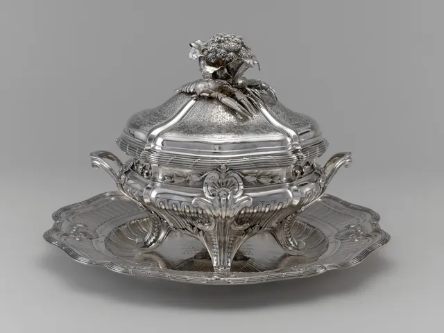 Thomas Germain, Soupière, doublure et présentoir, argent, vers 1744-1750