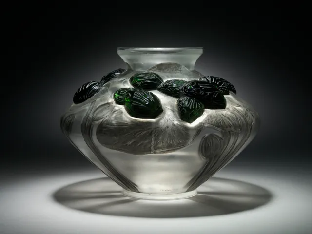 René Lalique, Vase « Grenouilles et nénuphars », 1909-1912