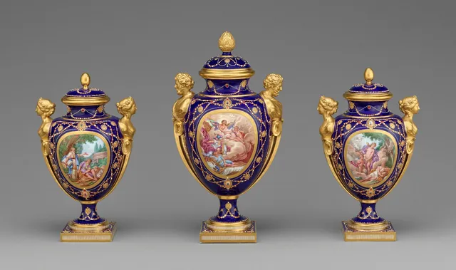 Manufacture de Sèvres, Garniture de trois vases, porcelaine tendre, 1781